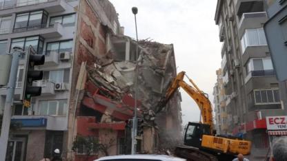 Balçova’da ruhsatsız yıkım iddiası… Vatandaşlardan belediyeye tepki!