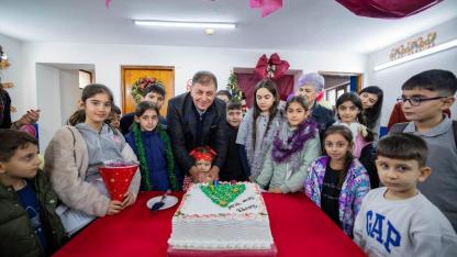 Başkan Tugay Basmane’de çocuklarla yeni yılı karşıladı