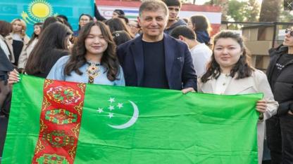 Başkan Tugay Dünya Türk Dili Ailesi Günü’nü öğrencilerle birlikte kutladı