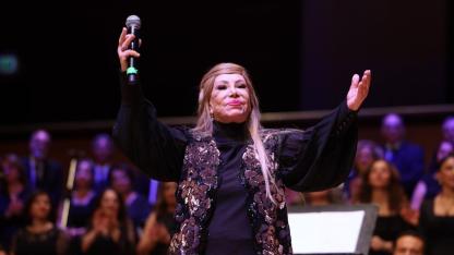 Bedia Akartürk'ten Büyükşehir korosuna yeni yıl sürprizi