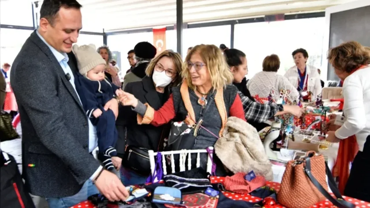 Bornova Belediye Başkanı Ömer Eşki, ÇYDD Yılbaşı Kermesi’ne Katıldı