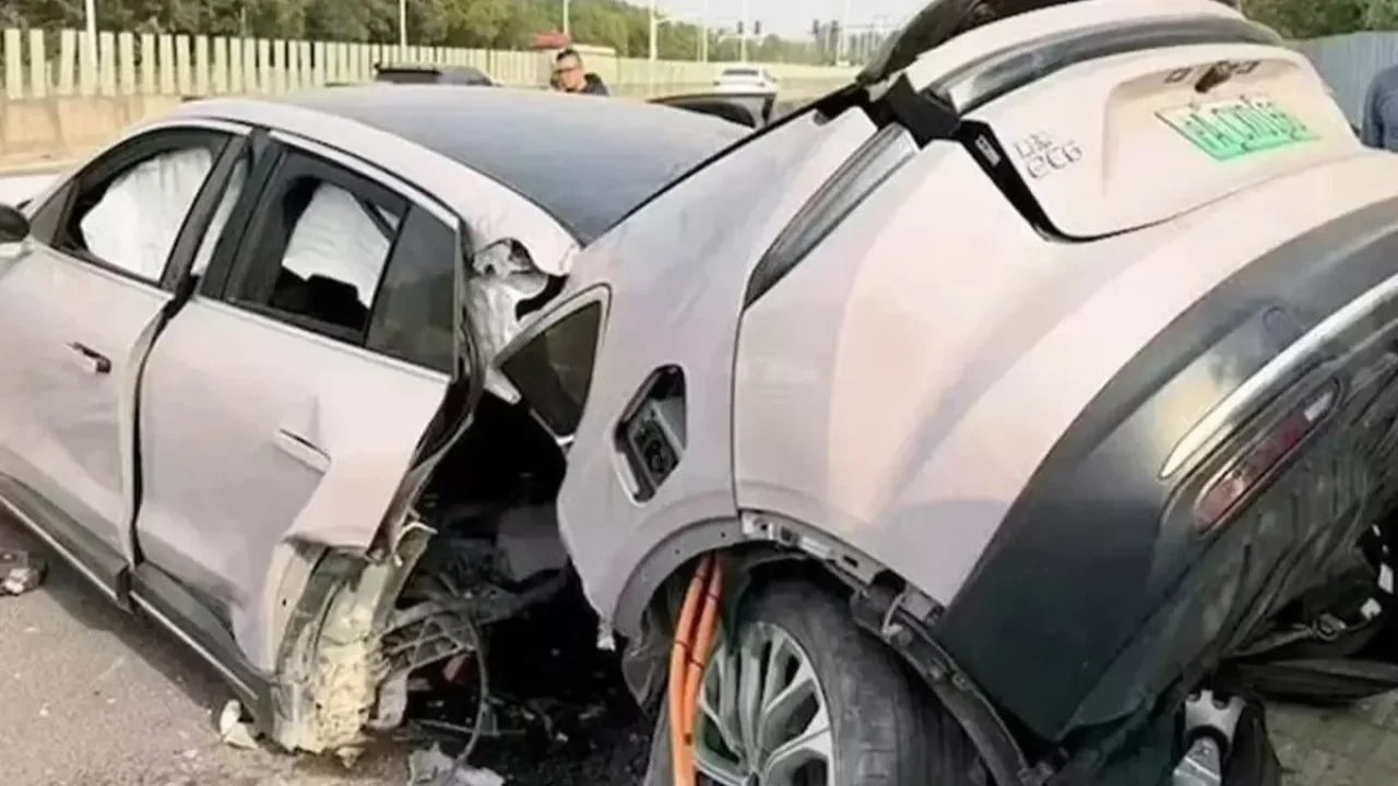 Dev firmanın elektrikli aracı kazada ikiye bölündü