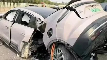 Dev firmanın elektrikli aracı kazada ikiye bölündü