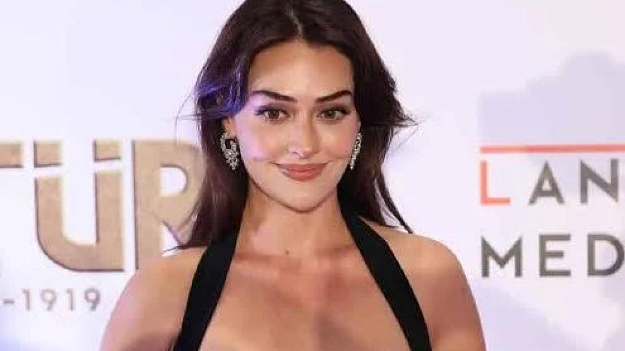 Esra Bilginç çalışmalarına ara verdi.Reklam çalışmaları kazancına yetiyor.