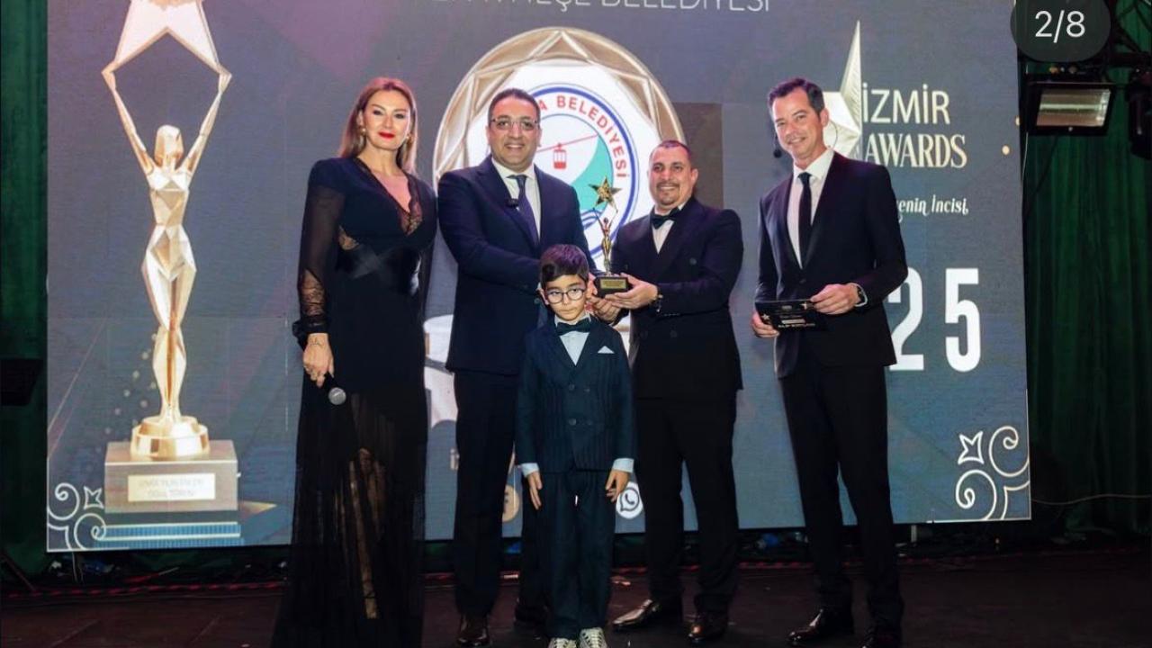 İZMİR' DE 2. DÜZENLENEN ''YILIN ENLERİ'' ÖDÜL TÖRENİ