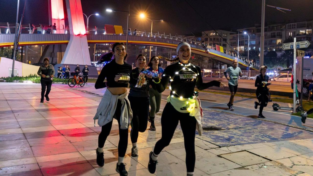 İzmir yılın en uzun gecesini ışıklarla koşarak aydınlattı