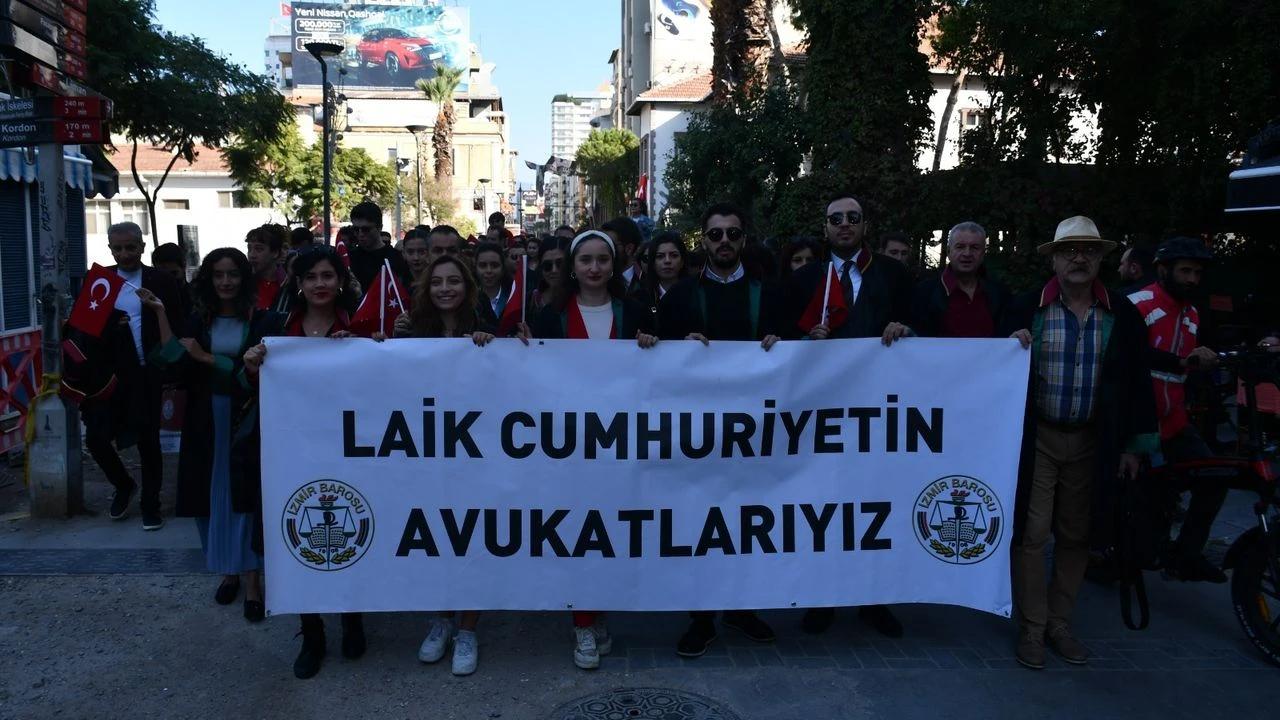 İzmir&#039;de duruşmaya namaz arası: Barodan tepki!