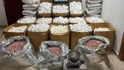 İzmir’de rekor uyuşturucu operasyonu: 2,3 milyon sentetik ecza ele geçirildi