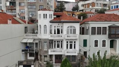 İzmir'deki tarihi yapılar sahiplerini bekliyor