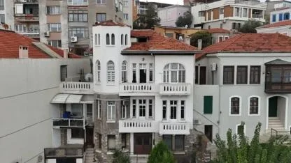 İzmir'deki tarihi yapılar sahiplerini bekliyor