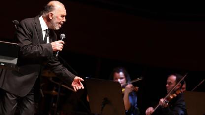 İzmirliler Fatih Erkoç'un şarkılarını eşlik etti