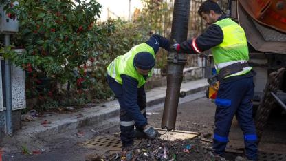 İZSU’dan kış öncesi altyapı seferberliği: 12 ilçede binlerce yağmur suyu ızgarası temizlendi