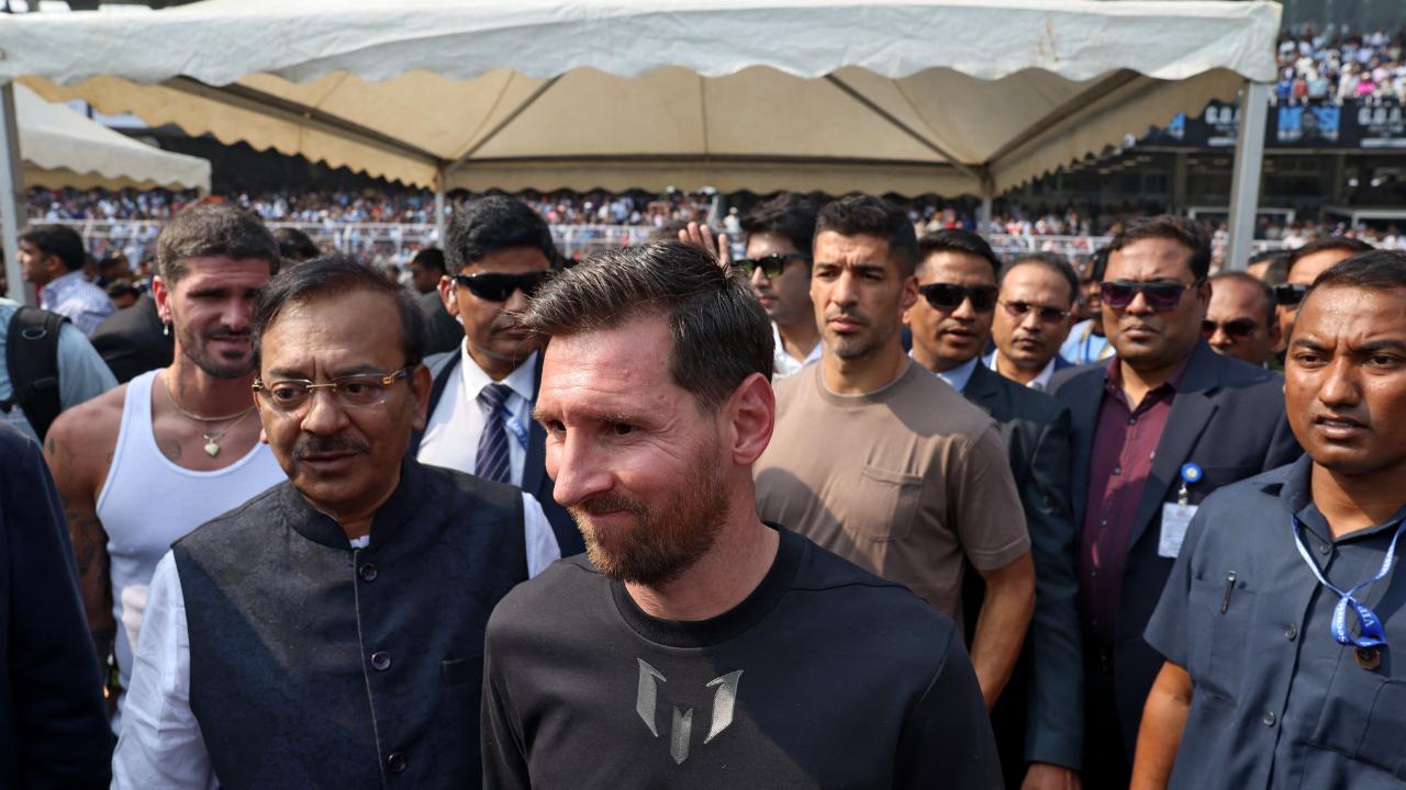 Messi&#039;nin Hindistan&#039;da katıldığı etkinlikte olay! Binlerce kişi sahaya indi, organizatör tutuklandı