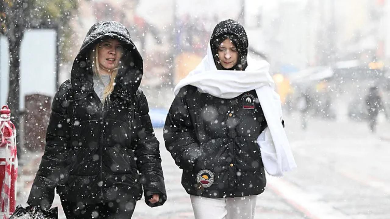 Meteoroloji uyardı! Sıcaklıklar düşüyor: İstanbul ve birçok il için sağanak ve kar alarmı!