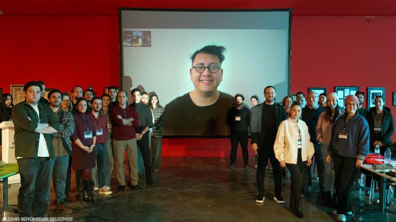 Refik Anadol sergileri kapsamında “Yapay Zekâ Çağında Yeni Medya ve Dijital Sanat” masterclass’ı İzmir’de düzenlendi