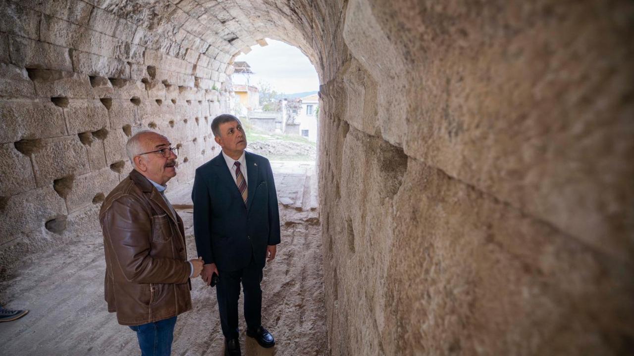 Smyrna Tiyatrosu gün yüzüne çıkıyor