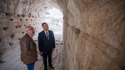 Smyrna Tiyatrosu gün yüzüne çıkıyor