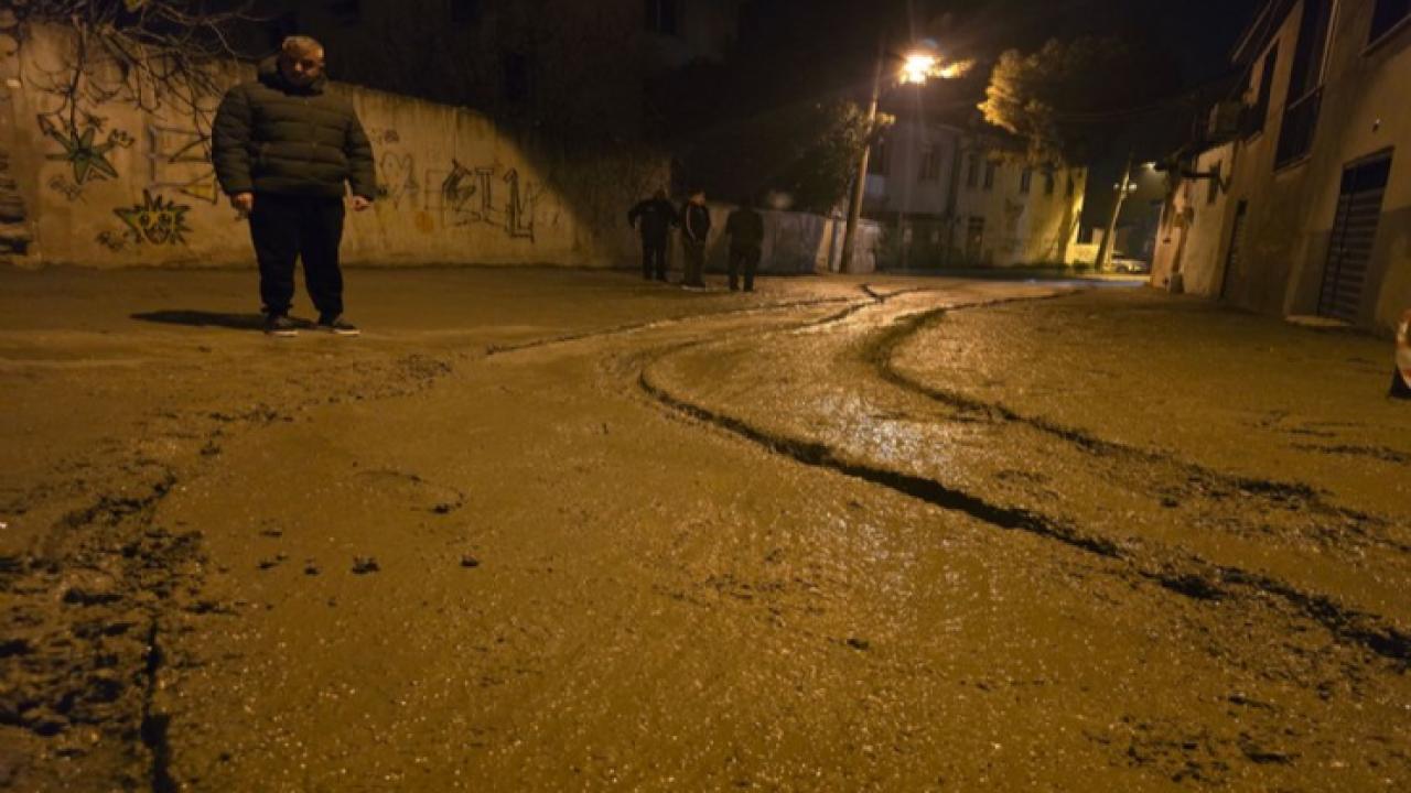 Yeni dökülen beton yolda sabotaj iddiası: Motosikletli zemini boydan boya tahrip etti