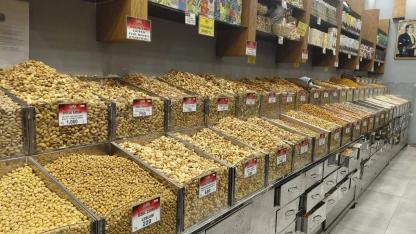 Yılbaşına iki gün kala Kemeraltı'daki kuruyemiş esnafı umduğunu bulamadı