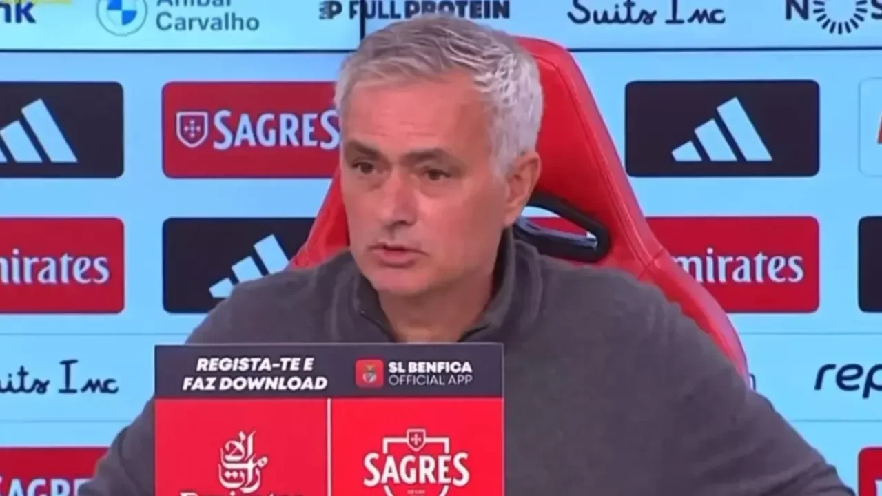 Basın Toplantısında konuşan Mourinho duyduğu sesle hemen yerinden fırladı