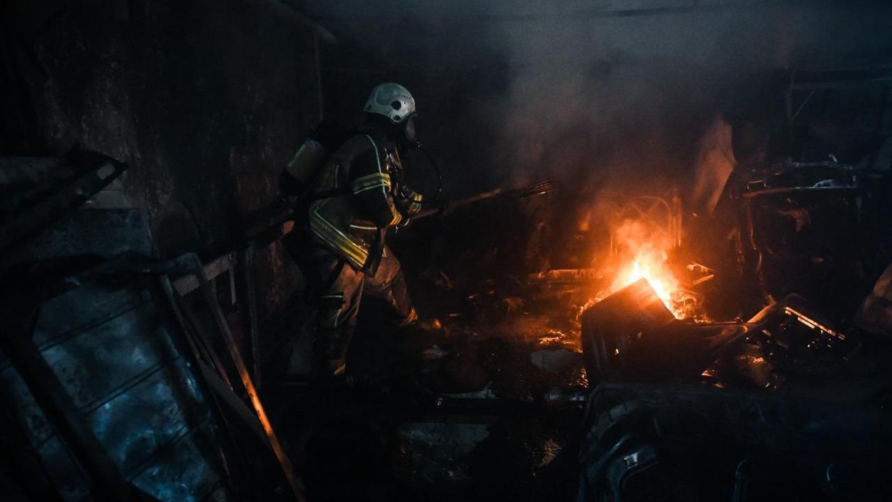 Buca’da oto tamirci deposunda gerçekleşen yangın kısa sürede söndürüldü