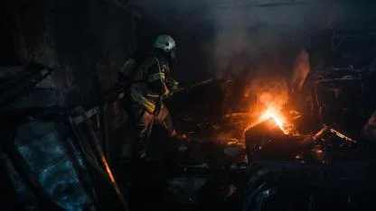 Buca’da oto tamirci deposunda gerçekleşen yangın kısa sürede söndürüldü