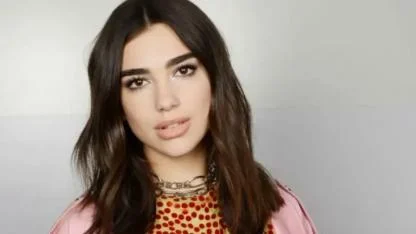 Dua Lipa’dan Askeri Ceket Hamlesi: Sokak Modasında Güçlü Geri Dönüş