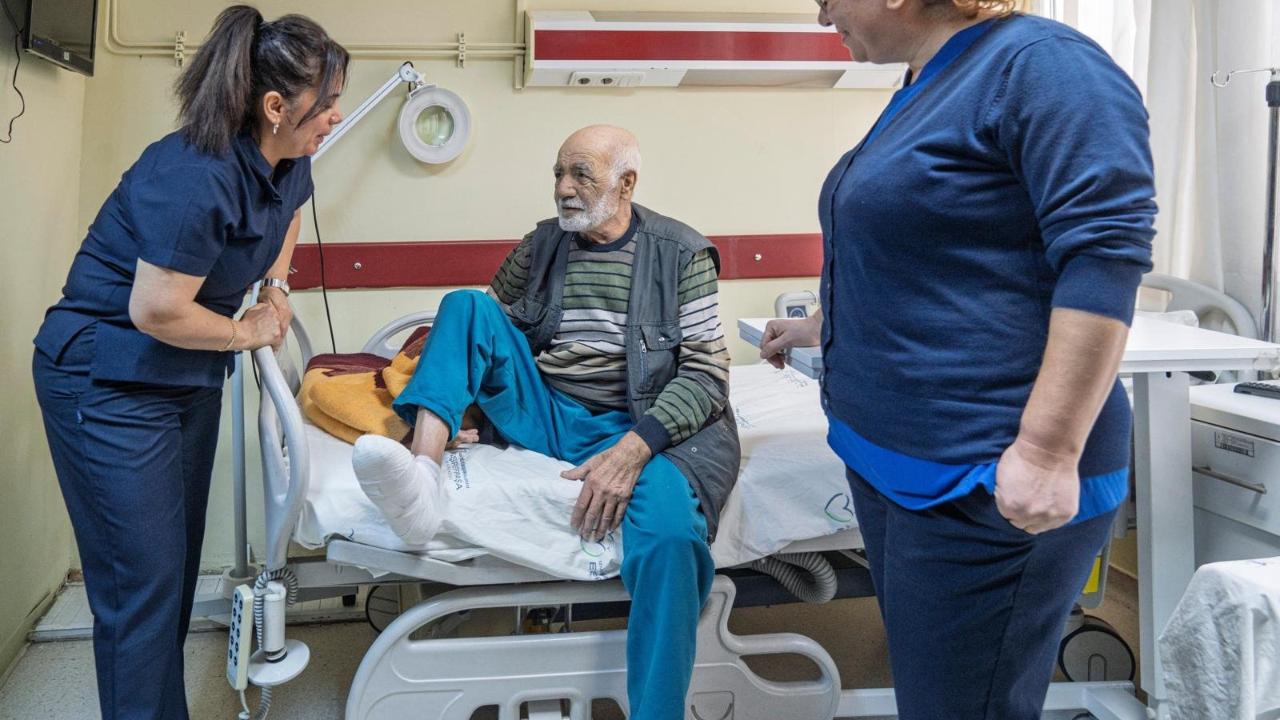 Eşrefpaşa Hastanesi’nde Diyabetik Ayak Başarısı: 83 Yaşındaki Hastanın Ayağı Kurtarıldı