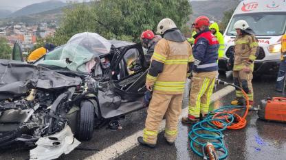 İzmir Çevre Yolu’nda Zincirleme Kaza: Araçta Sıkışan Yaralı 5 Dakikada Kurtarıldı