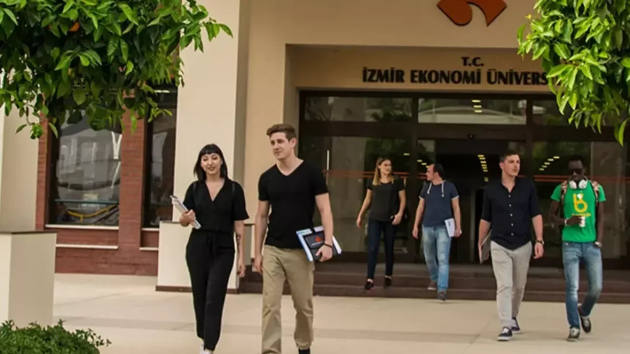 İzmir Ekonomi Üniversitesi’nde veri sızıntısı skandalı: Kadın öğrencilerin fotoğrafları oylamaya açıldı