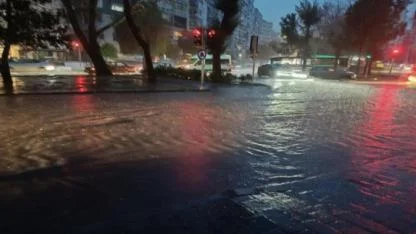 İzmir sağanakla uyandı: Birçok yer göle döndü
