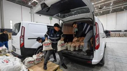 İzmir’de Dayanışma Başladı: 24 Bin Haneye Kahvaltı Paketi Ulaştırılıyor