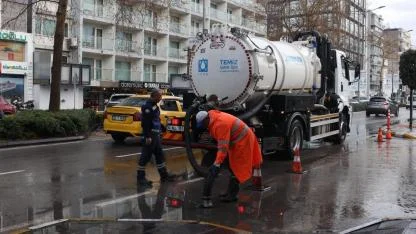 İzmir’de gerçekleşen kuvvetli sağanak sebebiyle Büyükşehir Belediyesi birimleri seferber oldu