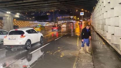 İzmir’de sağanak ve fırtına alarmı: Ekipler gece boyunca sahadaydı