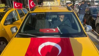 İzmir'de taksicilerden Türk bayraklarıyla konvoy!