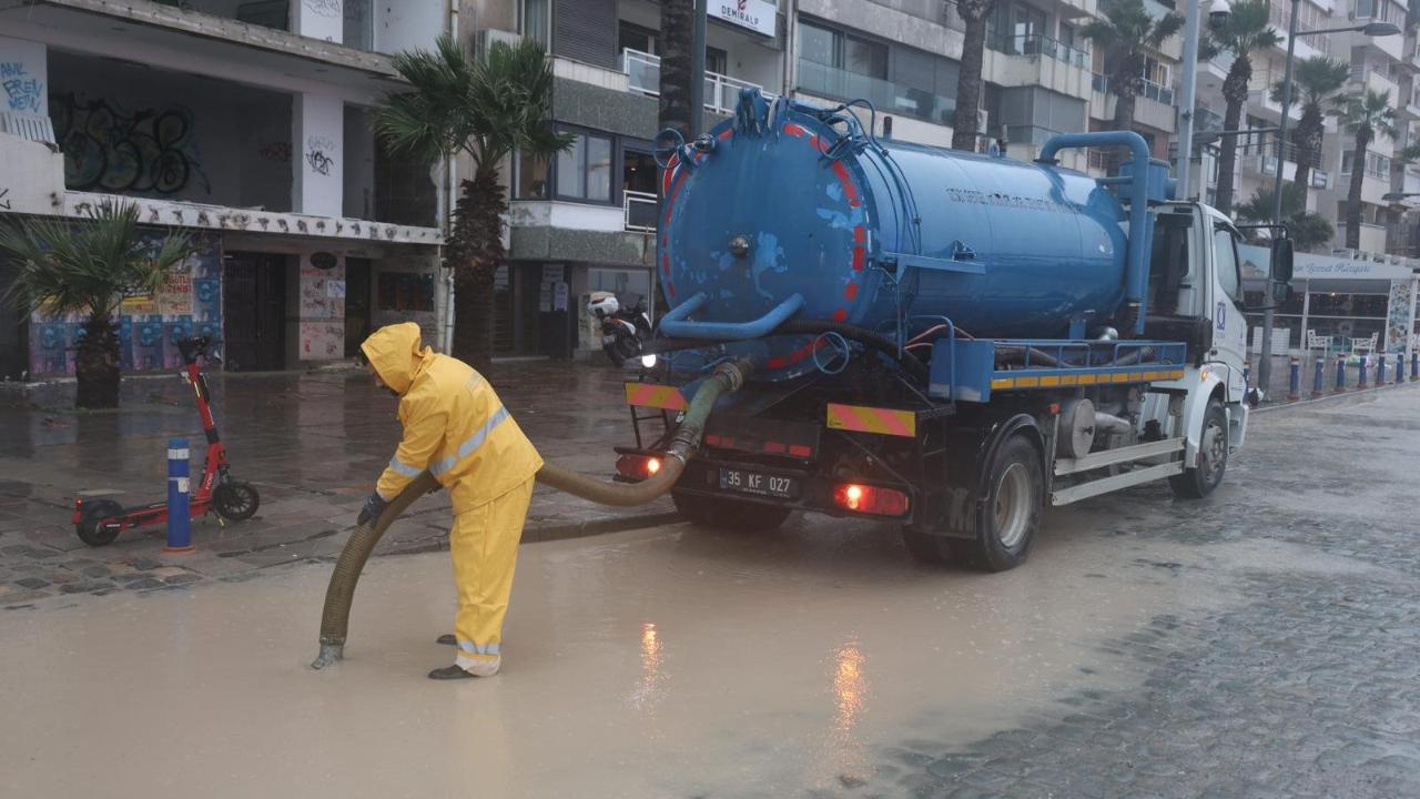 İzmir’deki kuvvetli yağışın ardından Büyükşehir teyakkuza geçti