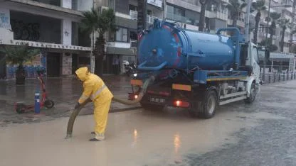 İzmir’de kuvvetli yağış alarmı: Büyükşehir Belediyesi tüm birimleriyle sahada