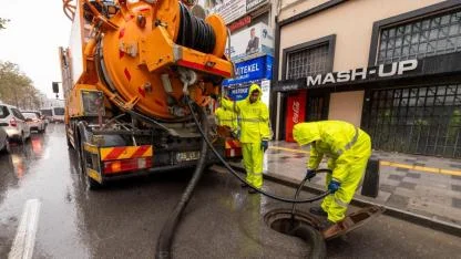 İzmir’deki sağanak nedeniyle Büyükşehir Belediyesi teyakkuza geçti