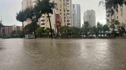 Karşıyaka'da fırtına ve sağanak hayatı felç etti: Ağaçlar devrildi, vatandaş isyan etti