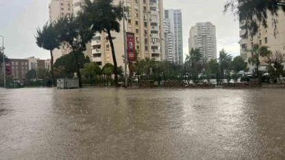 Karşıyaka'da fırtına ve sağanak hayatı felç etti: Ağaçlar devrildi, vatandaş isyan etti