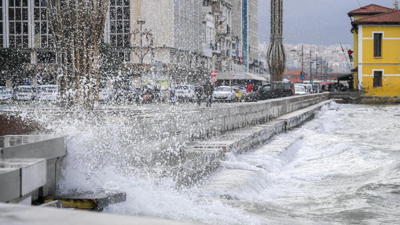 Kordon’daki geçici fırtına duvarı deniz taşkınını önledi