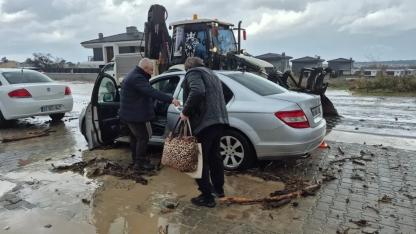 Kuşadası’nda sağanak yağış sel felaketine yol açtı