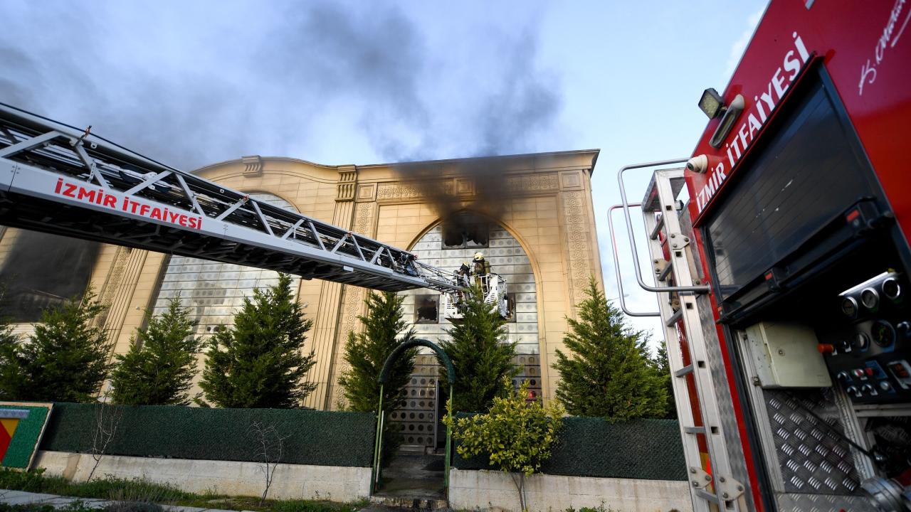 Menderes’te Fabrika Yangını Korkuttu: Alevler Kısa Sürede Kontrol Altına Alındı