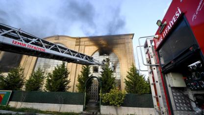 Menderes’te Fabrika Yangını Korkuttu: Alevler Kısa Sürede Kontrol Altına Alındı