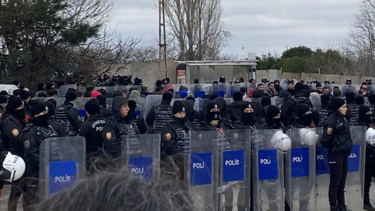 Migros işçileri Tuncay Özilhan'ın evinin önünde