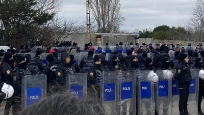 Migros işçileri Tuncay Özilhan'ın evinin önünde