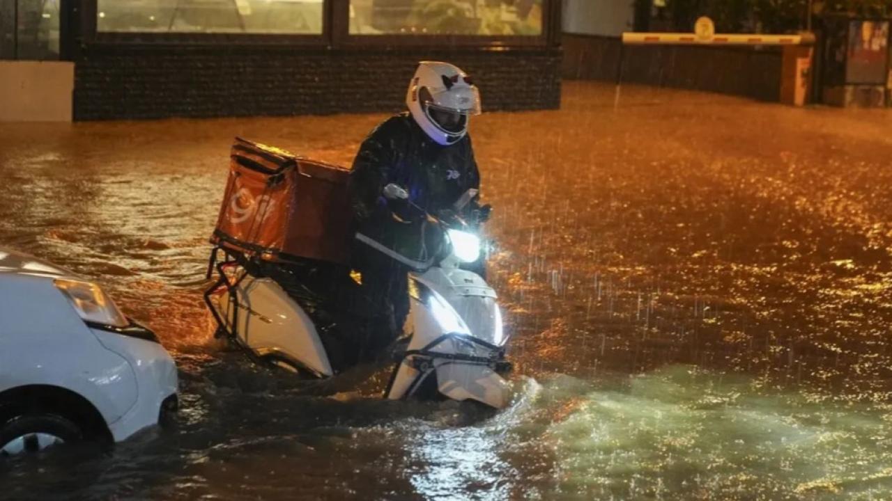 Sağanakta ölümle burun buruna: İzmir’de moto kuryelerin altyapı isyanı!