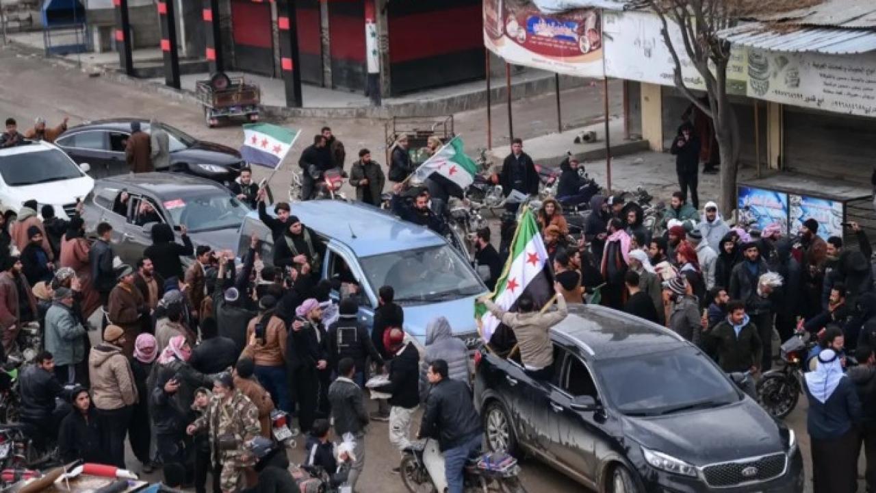 Suriye ordusu ele geçirdiği bölgelerde coşkuyla karşılandı! Meydanlarda halay çekiliyor