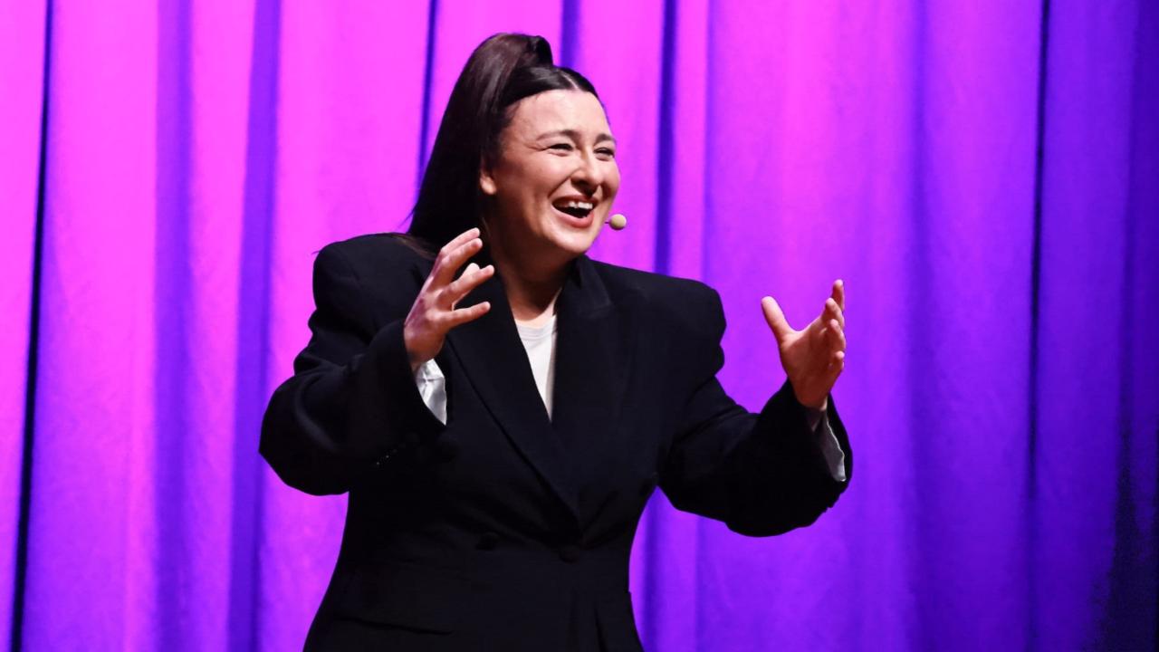 Yasemin Sakallıoğlu AASSM’de Kahkaha Dolu Bir Gece Yaşattı