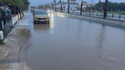Yeni açılan yol sağanakta su altında kaldı, vatandaşlar tepki gösterdi